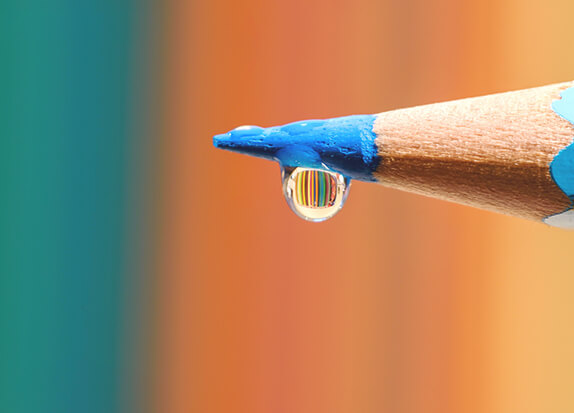 gota d'aigua caient de la punta d'un llàpis